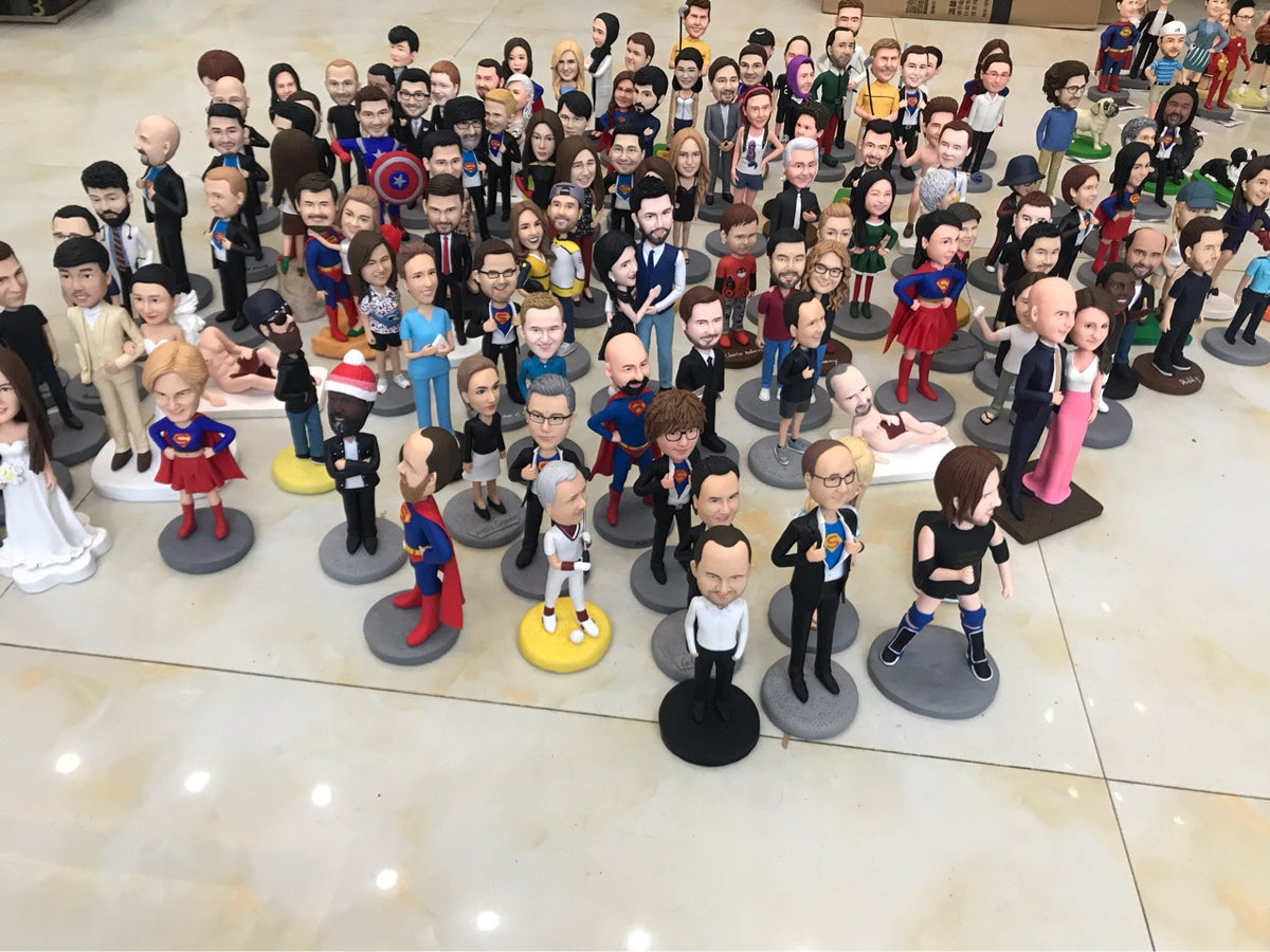 Couple Custom Bobblehead With Engraved Text نحت كاريكاتير لك ولزوجك بشخصيتكما
