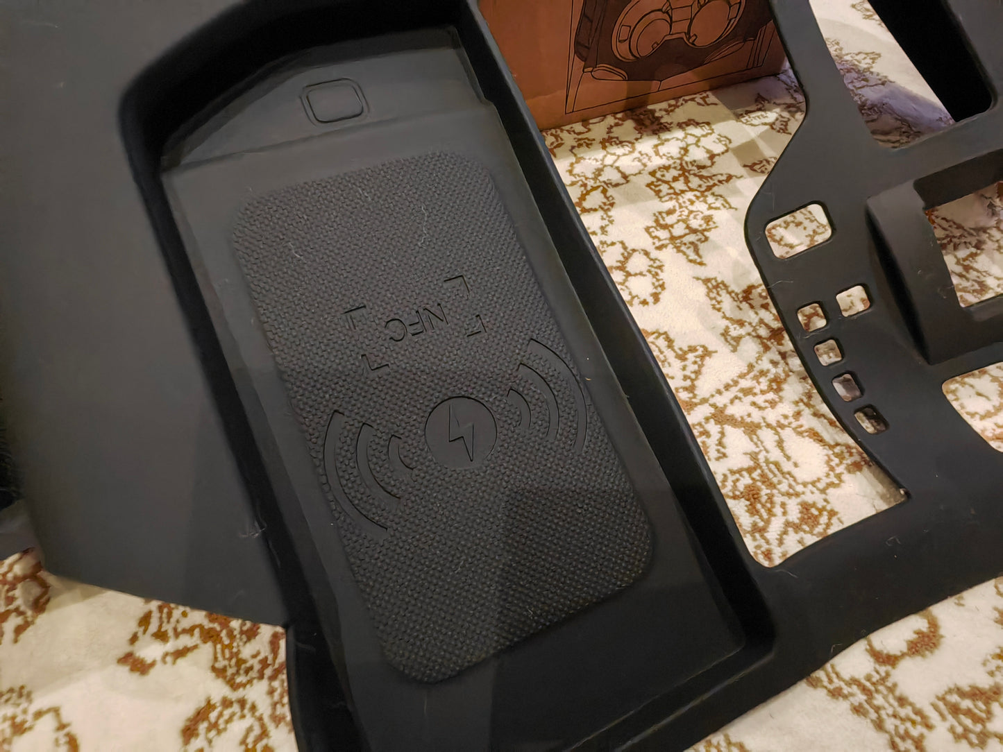 Compatible with Toyota Land Cruiser LC300 2022,1 Pcs, Interior Gear Shift Panel Cover Trim, Black Rubber متوافق مع تويوتا لاند كروزر LC300 موديل 2022 – غطاء تريم لوحة ناقل الحركة الداخلي، مطاط أسود (قطعة واحدة)