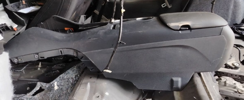 Used 2024-2025 Ford Mustang Center Console Armrest Lid – غطاء مسند الذراع الأوسط مستعمل لفورد موستانج 2024–2025