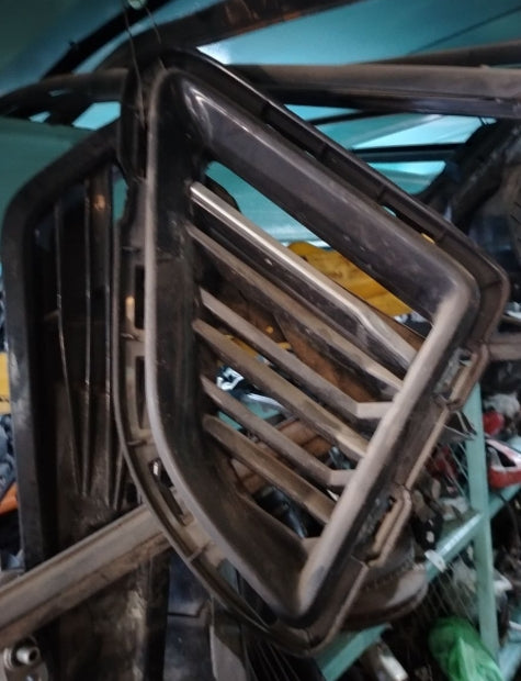 Used 2016-2024 Chevrolet Camaro Front Bumper Grille Vent Trim – Left & Right Side, تشطيب فتحات شبك الصدام الأمامي الأيسر والأيمن مستعمل لشفروليه كمارو 2016–2024