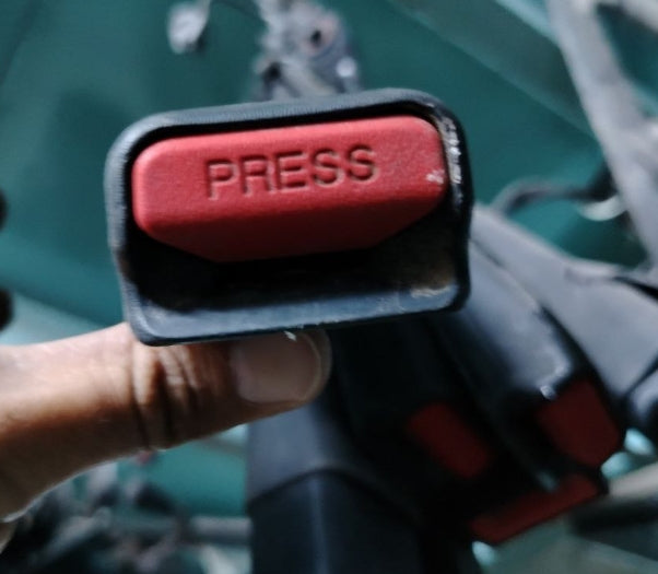 Used Universal Seat Belt Buckle Lock – قفل مشبك حزام أمان مستعمل عالمي