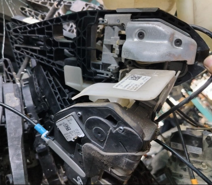 Used Ford Mustang 2016–2023 Driver & Passenger Side Door Lock Actuator / Latch Assembly – تجميع قفل ومشغل باب مستعمل لفورد موستانج 2016–2023 – جهة السائق والراكب