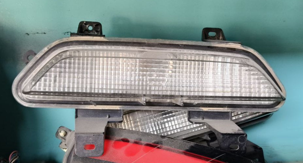 Used Ford Mustang Reverse Light 2015-2022 1 piece – ضوء خلفي للرجوع مستعمل لفورد موستانج 2015–2022 – قطعة واحدة