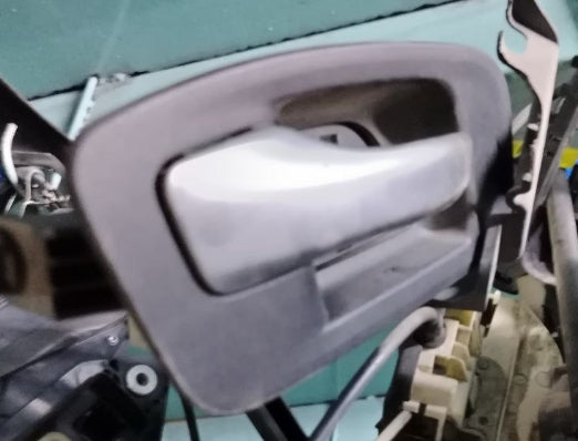 Used Dodge Charger Passenger & Driver Side Interior Door Handles 1 piece -مقابض الأبواب الداخلية الجانبية للسائق والراكب دودج تشارجر مستعملة