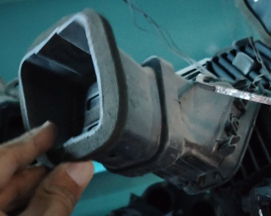 Used Dodge Charger 2011–2023 Passenger & Driver Side Dashboard Outer Air A/C Vent Grille - شبك فتحات تهوية الهواء الخارجي لمكيف لوحة العدادات مستعمل لدودج تشارجر 2011–2023 – جهة السائق والراكب