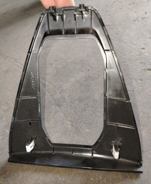 Used 2024 Ford Mustang A/T Shifter Upper Trim Garnish- Black - قطعة تريم علوية لمبدل السرعات الأوتوماتيكي (A/T) مستعملة لفورد موستانج 2024 – باللون الأسود