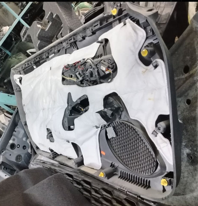 Used Chevrolet Camaro 2016–2019 Driver & Passenger Side Door Cover 1 piece - مستعمل غطاء باب السائق والراكب لشيفروليه كمارو 2016–2019