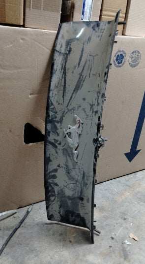 Used 2015–2023 Ford Mustang 4-Cylinder Black Trunk Hatch Deck Lid Panel - مستعمل غطاء صندوق خلفي أسود لسيارة فورد موستانج 4 سلندر 2015–2023