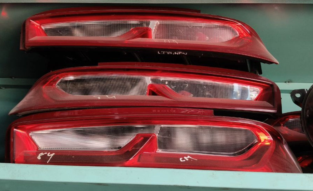 Used Chevrolet Camaro 2016 to 18 Taillight, (1 Piece)-ضوء خلفي مستعمل لشفروليه كمارو 2016–2018 – قطعة واحدة