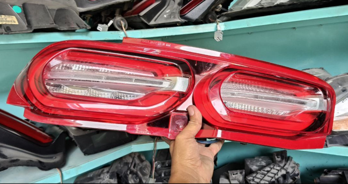 Used Chevrolet Camaro 2019 to 23 Taillight, (1 Piece)-ضوء خلفي مستعمل لشفروليه كمارو 2019 إلى 2023 – قطعة واحدة