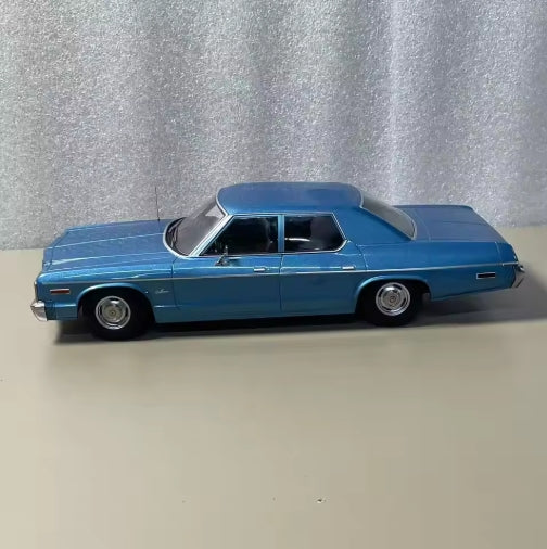 1:18 Dodge Monaco 1974 C-Body Metal Alloy Car Model, Third Generation Four-Door Hardtop Sedan Collector’s Simulator مجسم سيارة 1:18 دودج موناكو 1974 من سبائك معدنية, الجيل الثالث، سيدان هارد توب بأربعة أبواب، نموذج محاكاة للمقتنين