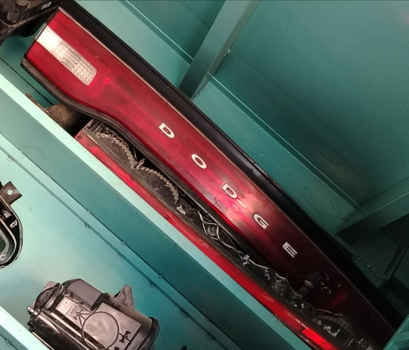 Used Dodge Charger 2011-2014 Trunk Mounted LED Center Taillight – ضوء خلفي مركزي LED مثبت في الصندوق مستعمل لدودج تشارجر 2011–2014