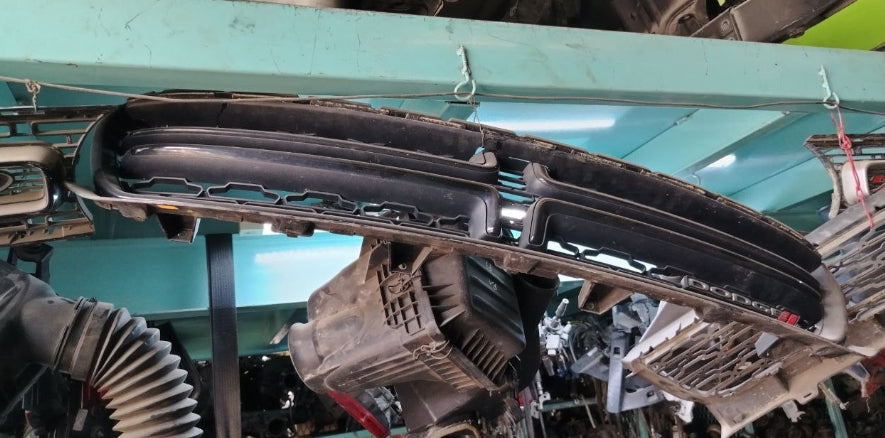 Used Dodge Challenger 2016-2018 Front Bumper Grille – شبك صدام أمامي مستعمل لدودج تشالنجر 2016–2018