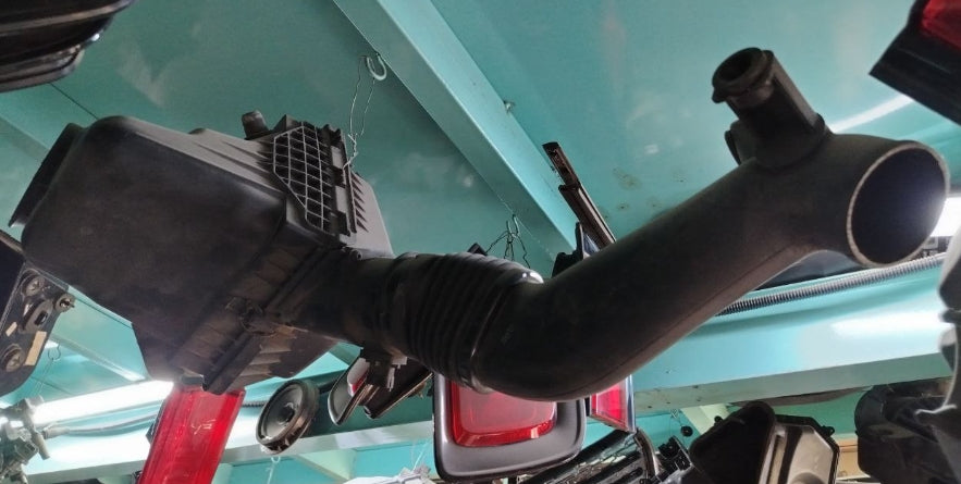 Used Chrysler Air Cleaner Filter Box Assembly 2013-2014 – علبة فلتر هواء المحرك مستعملة لكرايسلر 2013–2014