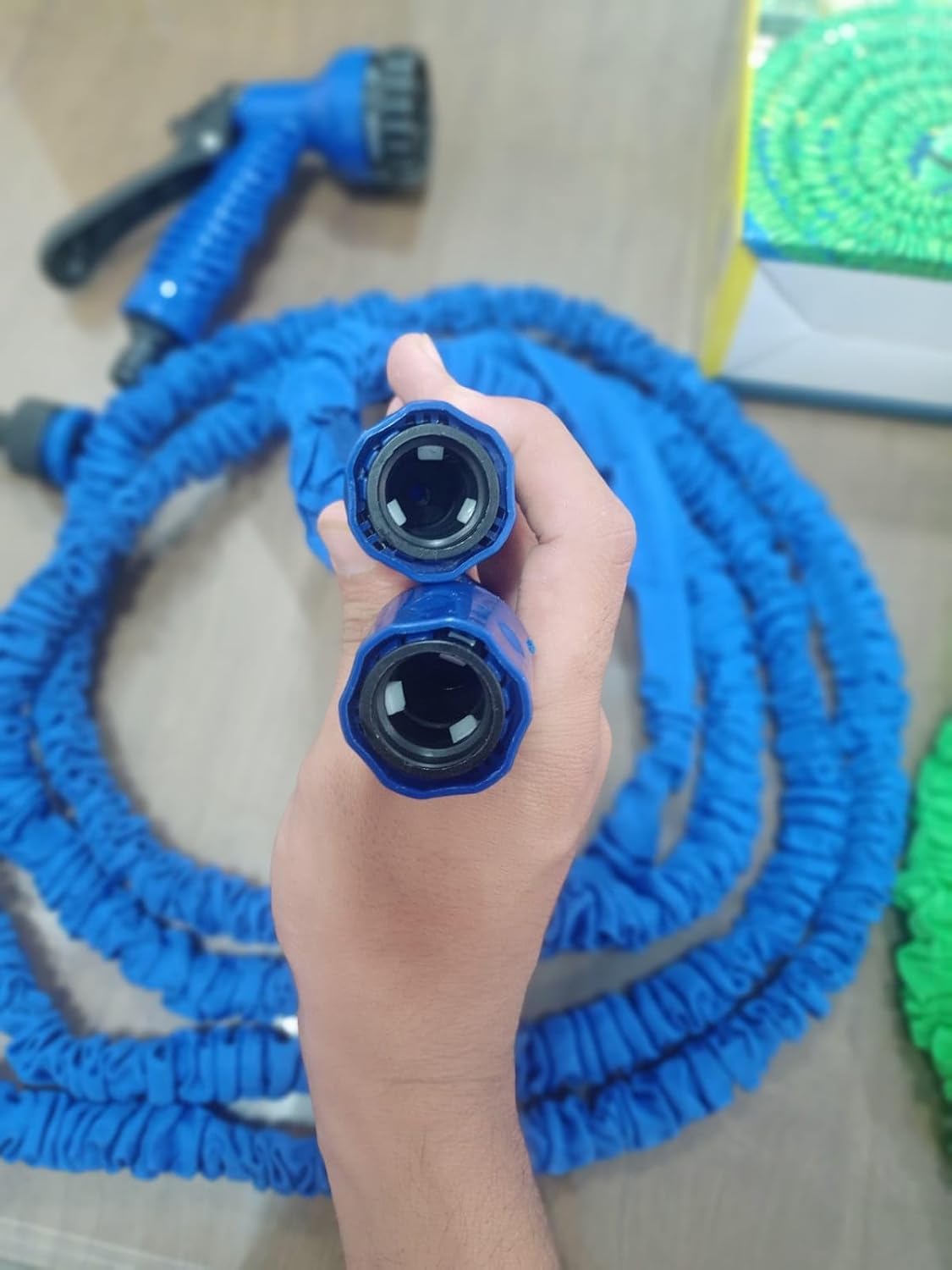 Expandable Cleaning Water Hose Flexible Lawn Hose with Connector for Car Washing خرطوم مياه قابل للتوسيع خرطوم مرن للحديقة مع موصل لغسل السيارات.