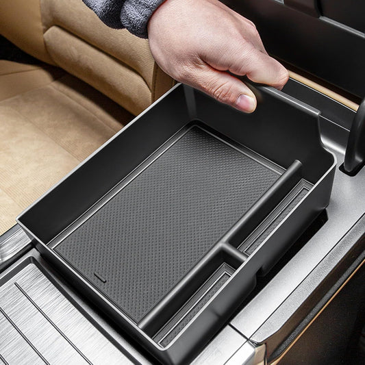 Alayjah, Center Console Organizer for Jetour Traveler T2, 1 Pc, Armrest Storage Box, Extra Space in Front of Armrest, Durable Black Designمنظم الكونسول الوسطي لجيتور ترافلر T2، صندوق تخزين لمسند الذراع، تصميم أسود متين