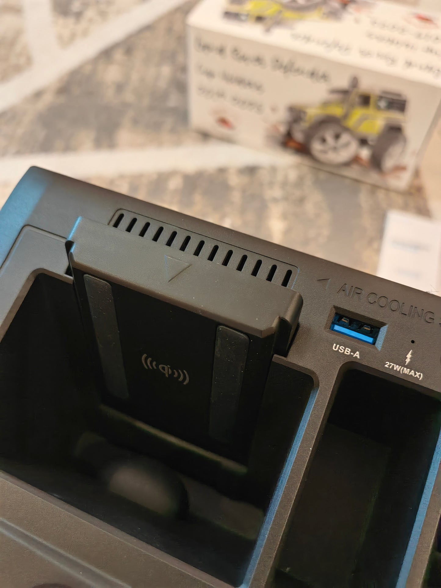 ضمان لمدة سنة واحدة صندوق تخزين حامل شاحن سيارة لاسلكي - متوافق مع LR Defender 90/110 2D/4D (2020+)One year warranty Wireless Car Charger Mount Storage Box – Compatible with LR Defender 90/110 2D/4D (2020+),10500130