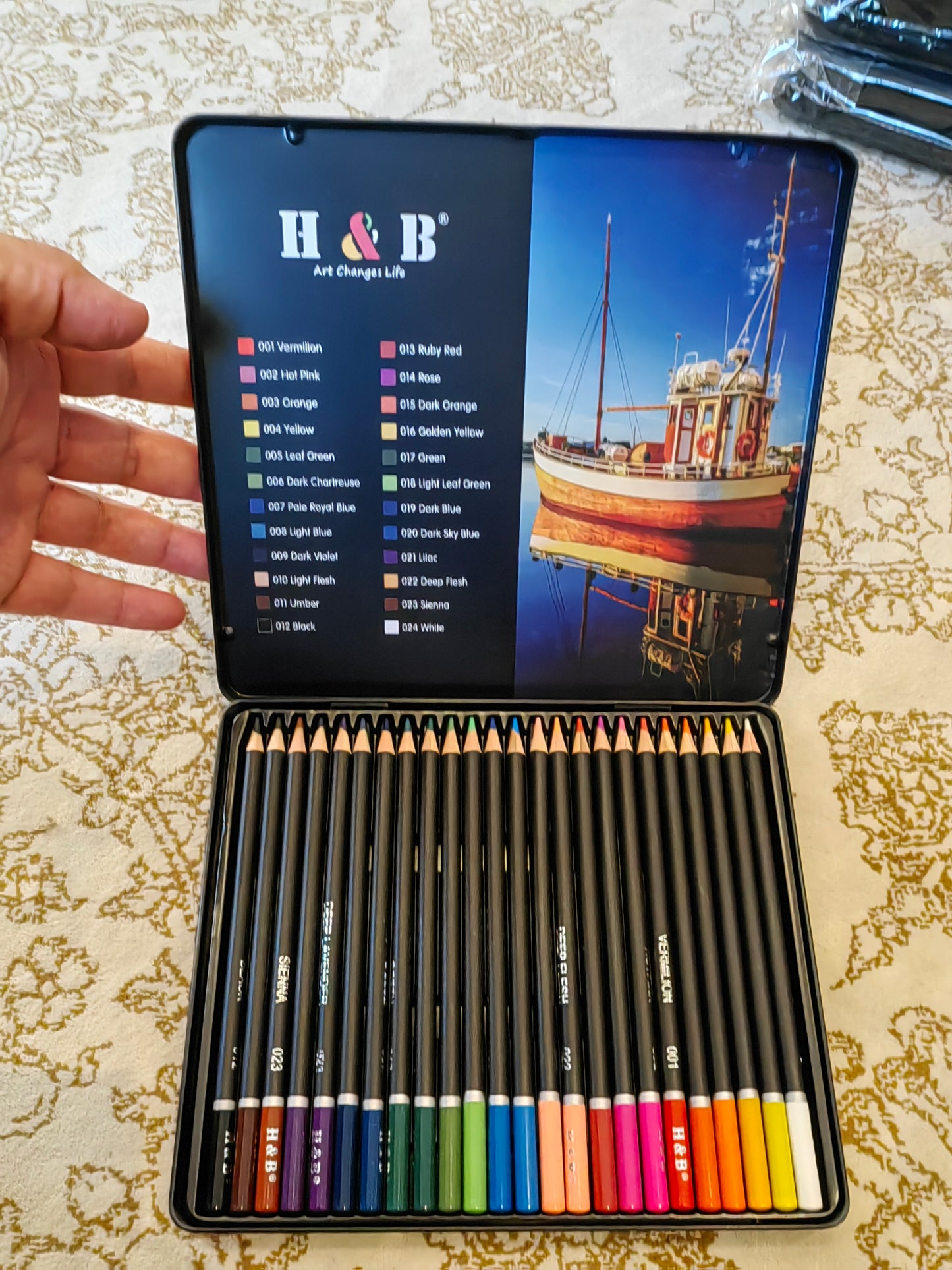 أقلام تلوين خشبية 24 لون في علبة معدنية – أقلام تلوين فنية احترافية Professional Color Wooden Pencil Set in Tin Box – Premium Artist Colored Pencils
