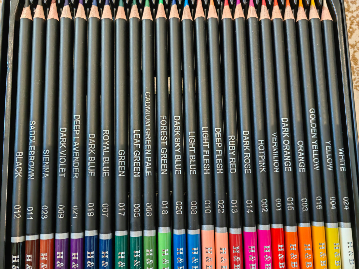 أقلام تلوين خشبية 24 لون في علبة معدنية – أقلام تلوين فنية احترافية Professional Color Wooden Pencil Set in Tin Box – Premium Artist Colored Pencils