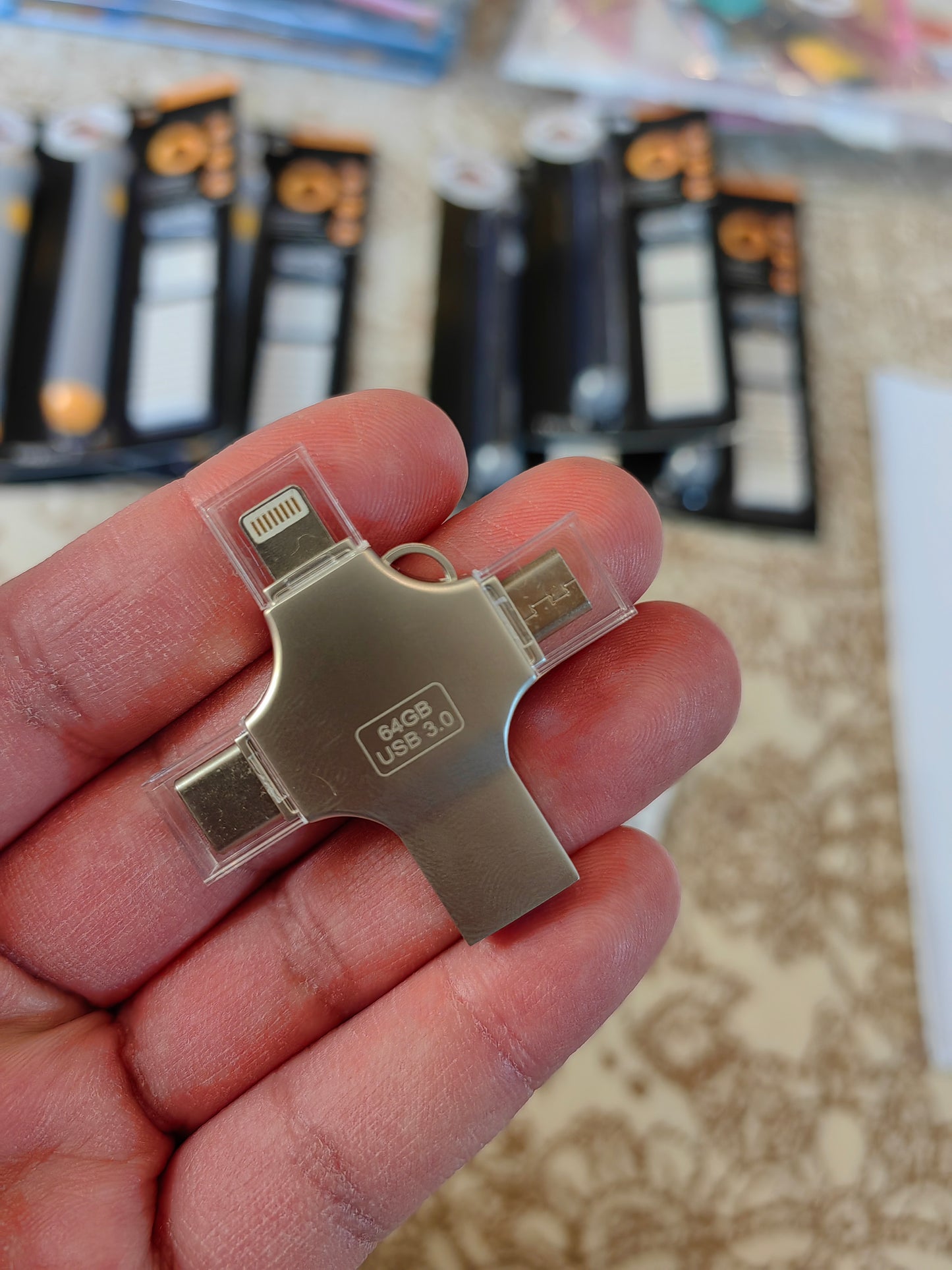 4-in-1 USB Flash Drive 64GB – Type-C, USB, Micro USB, Lightning for Apple, Samsung & Android فلاشة USB معدنية 4 في 1 بسعة 64 جيجابايت – Type-C، USB، Micro USB، Lightning متوافقة مع أجهزة Apple وSamsung وAndroid