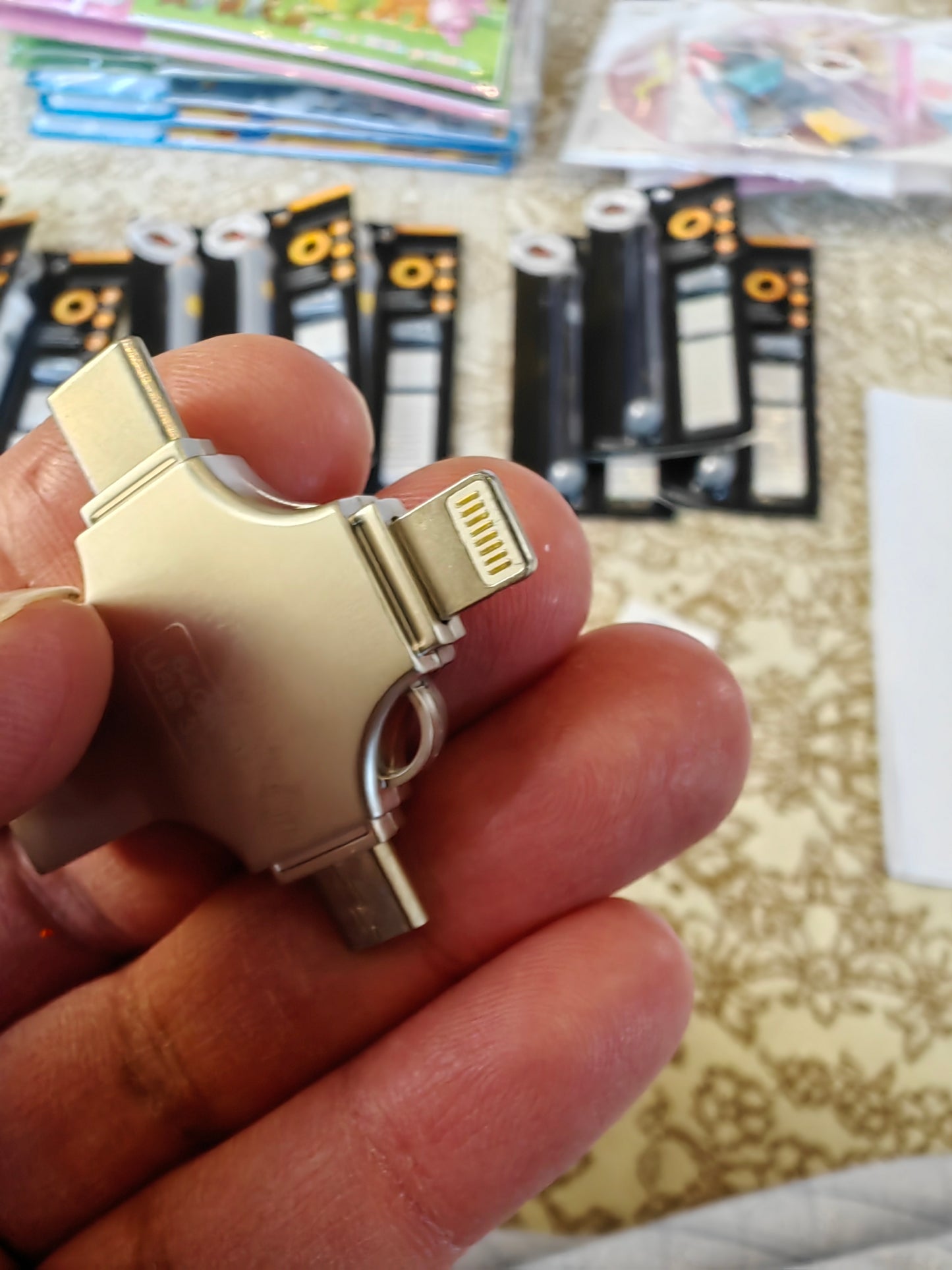 4-in-1 USB Flash Drive 64GB – Type-C, USB, Micro USB, Lightning for Apple, Samsung & Android فلاشة USB معدنية 4 في 1 بسعة 64 جيجابايت – Type-C، USB، Micro USB، Lightning متوافقة مع أجهزة Apple وSamsung وAndroid