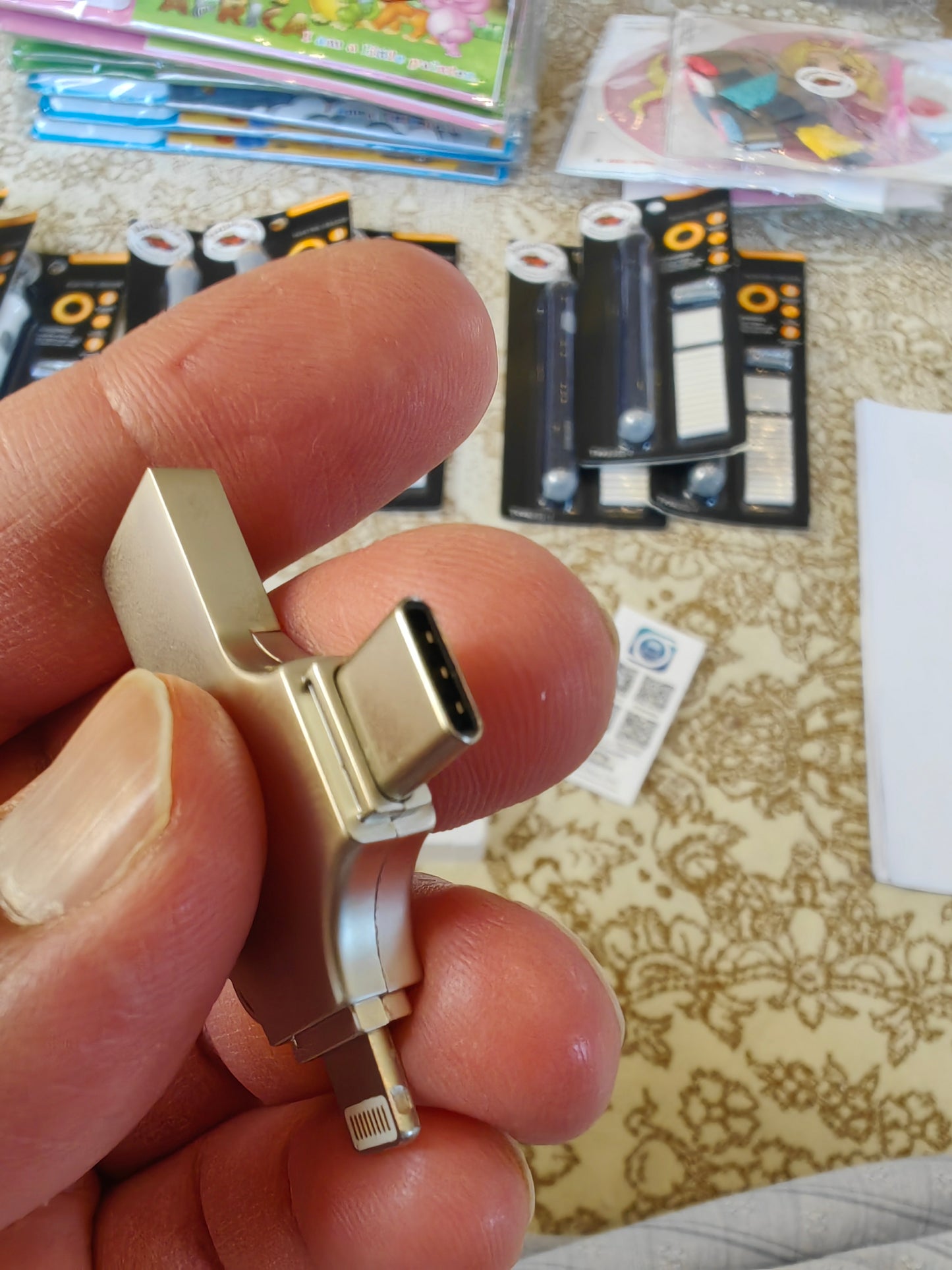 4-in-1 USB Flash Drive 64GB – Type-C, USB, Micro USB, Lightning for Apple, Samsung & Android فلاشة USB معدنية 4 في 1 بسعة 64 جيجابايت – Type-C، USB، Micro USB، Lightning متوافقة مع أجهزة Apple وSamsung وAndroid