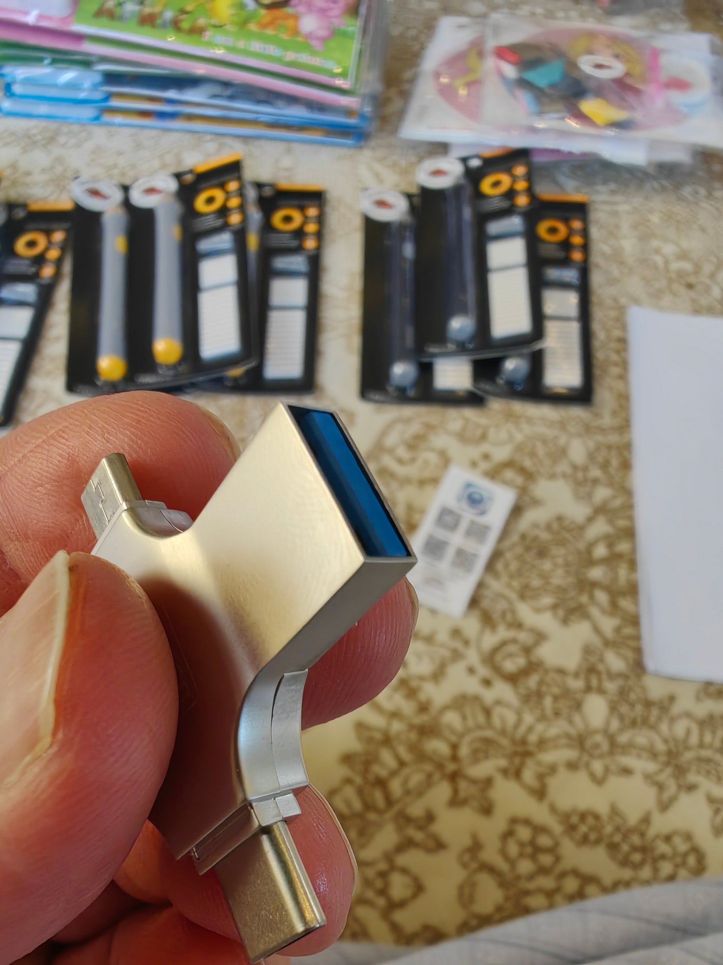 4-in-1 USB Flash Drive 64GB – Type-C, USB, Micro USB, Lightning for Apple, Samsung & Android فلاشة USB معدنية 4 في 1 بسعة 64 جيجابايت – Type-C، USB، Micro USB، Lightning متوافقة مع أجهزة Apple وSamsung وAndroid