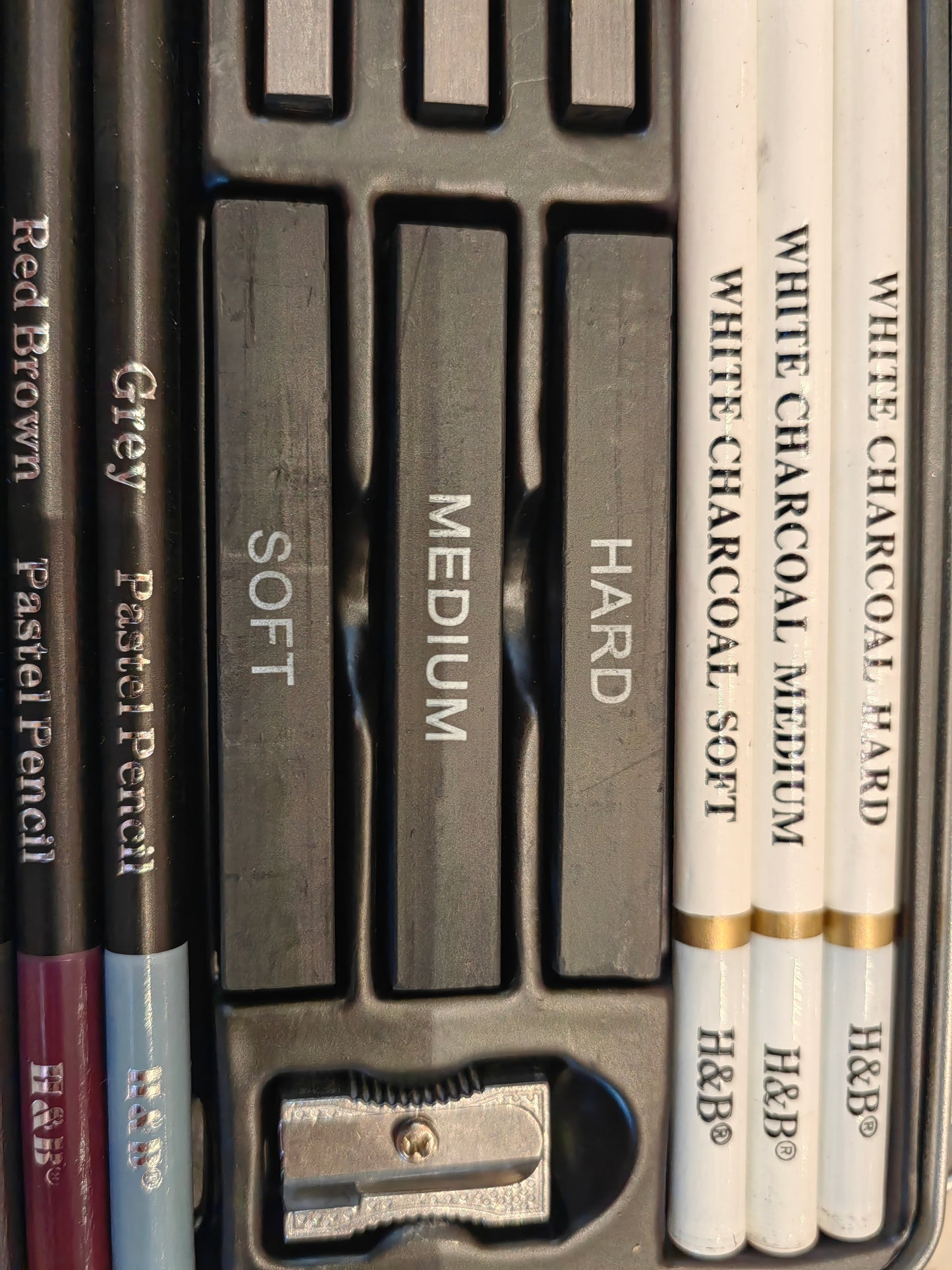 Alayjah, 12-Piece Mini Portable Art Set, Sketching, Pastel & Charcoal Pencil Kit for Travel & On-the-Go Creativity،   طقم أقلام رسم وباستيل وفحم مثالي للسفر والإبداع أثناء التنقل