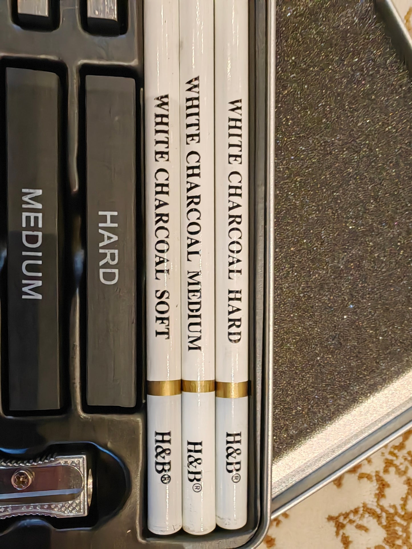 Alayjah, 12-Piece Mini Portable Art Set, Sketching, Pastel & Charcoal Pencil Kit for Travel & On-the-Go Creativity،   طقم أقلام رسم وباستيل وفحم مثالي للسفر والإبداع أثناء التنقل