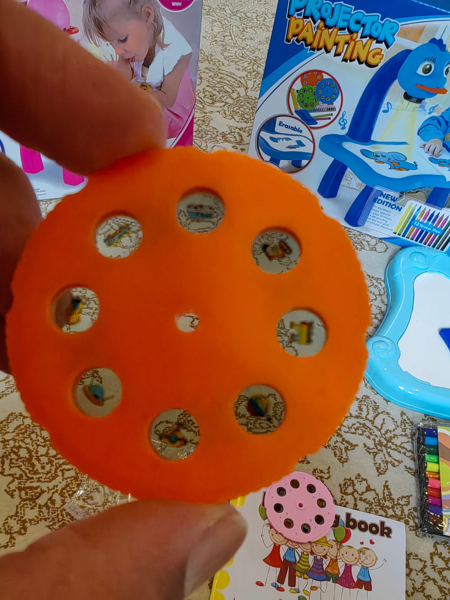 Alayjah LED Projector Art Table Toy – Kids Drawing & Painting Desk, Educational Learning, 1 Pc ألَيْجا طاولة عرض رسم LED – مكتب رسم وتلوين للأطفال، تعليمي وتعلمي، قطعة واحدة