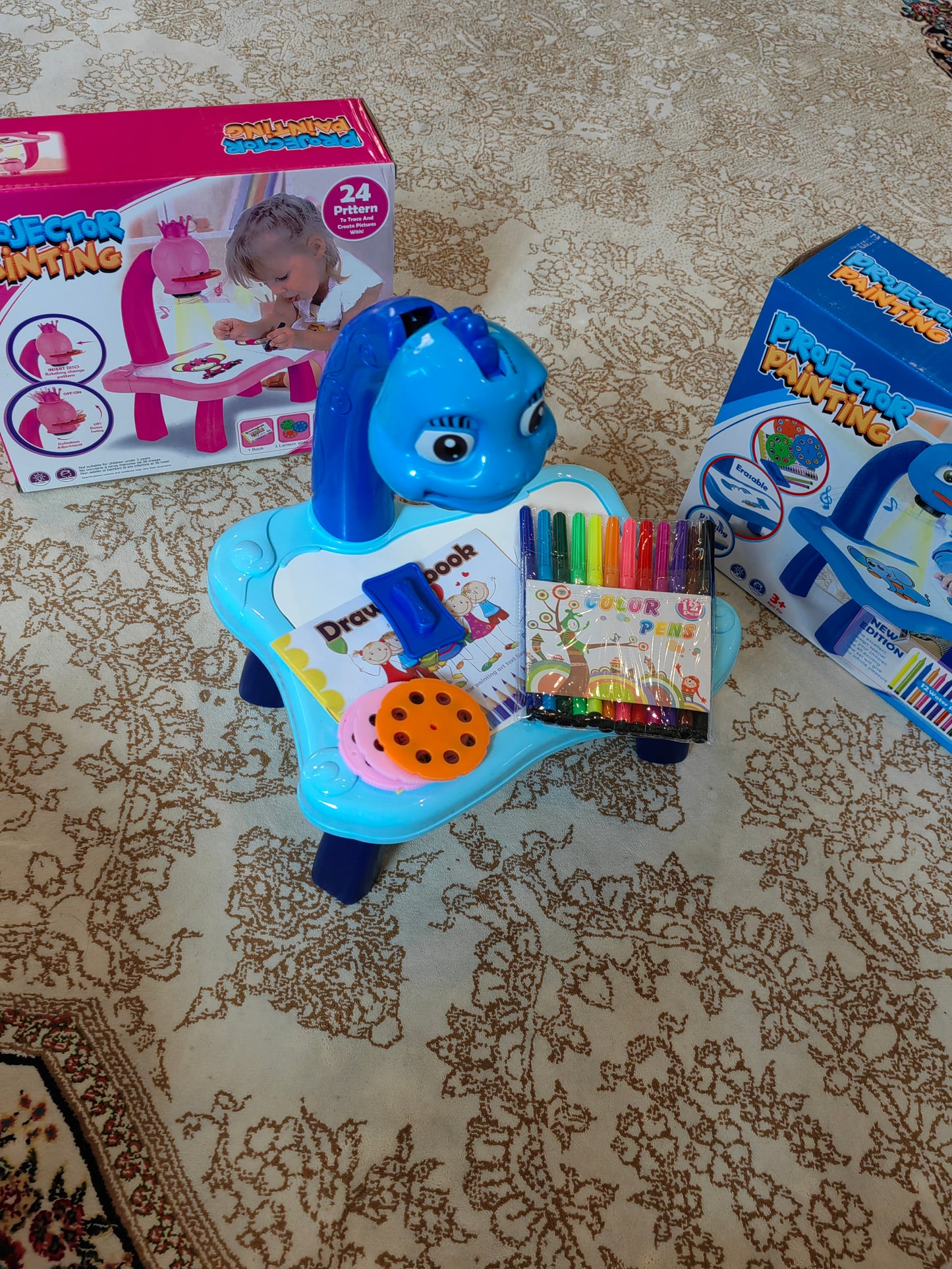 Alayjah LED Projector Art Table Toy – Kids Drawing & Painting Desk, Educational Learning, 1 Pc ألَيْجا طاولة عرض رسم LED – مكتب رسم وتلوين للأطفال، تعليمي وتعلمي، قطعة واحدة