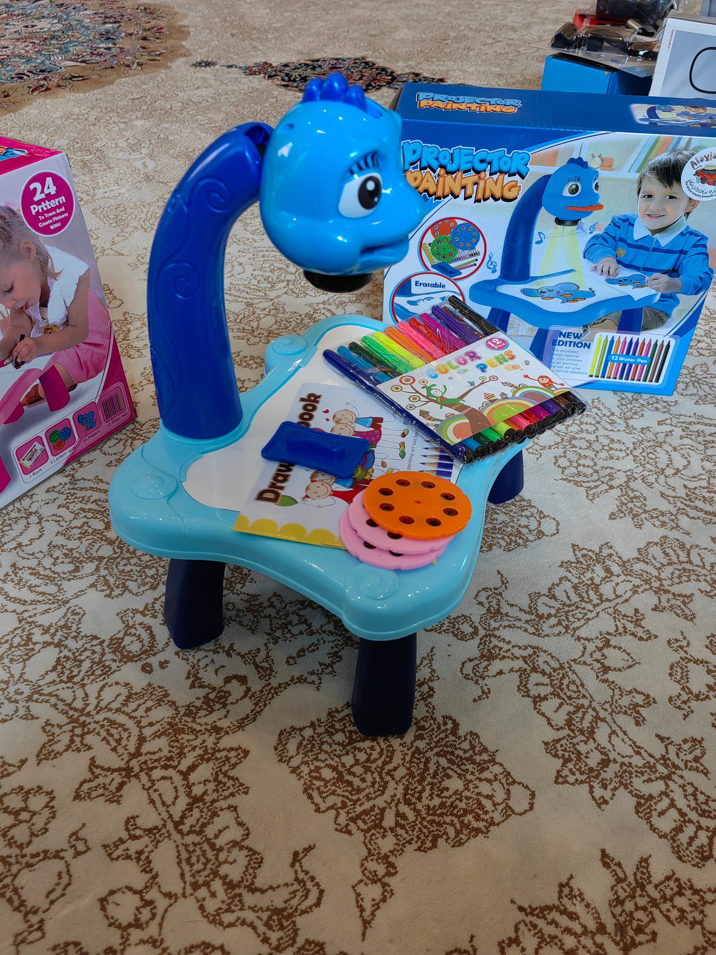 Alayjah LED Projector Art Table Toy – Kids Drawing & Painting Desk, Educational Learning, 1 Pc ألَيْجا طاولة عرض رسم LED – مكتب رسم وتلوين للأطفال، تعليمي وتعلمي، قطعة واحدة