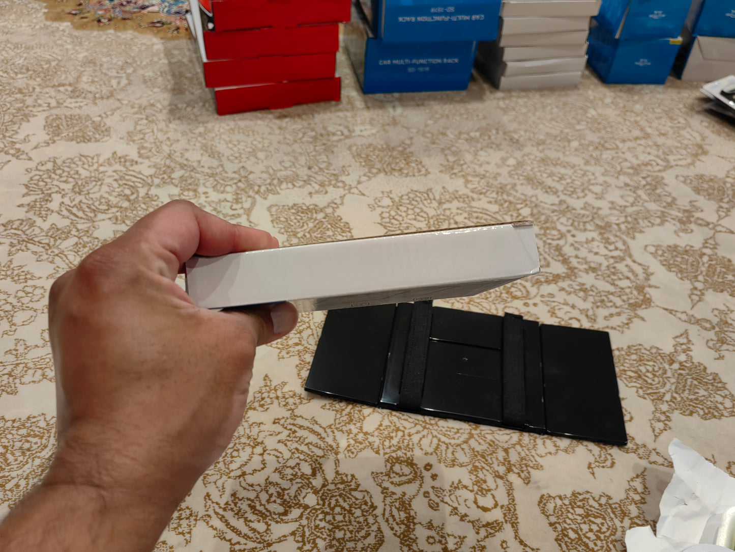 Universal 3-Way Foldable Car Vanity Mirror – Premium Trifold Interior Accessory for Sun Visor, Sunshade & On-the-Go Makeup  مرآة زينة ثلاثية قابلة للطي للسيارة – إكسسوار داخلي فاخر للواقي الشمسي وظلال الشمس وتطبيق المكياج أثناء التنقل