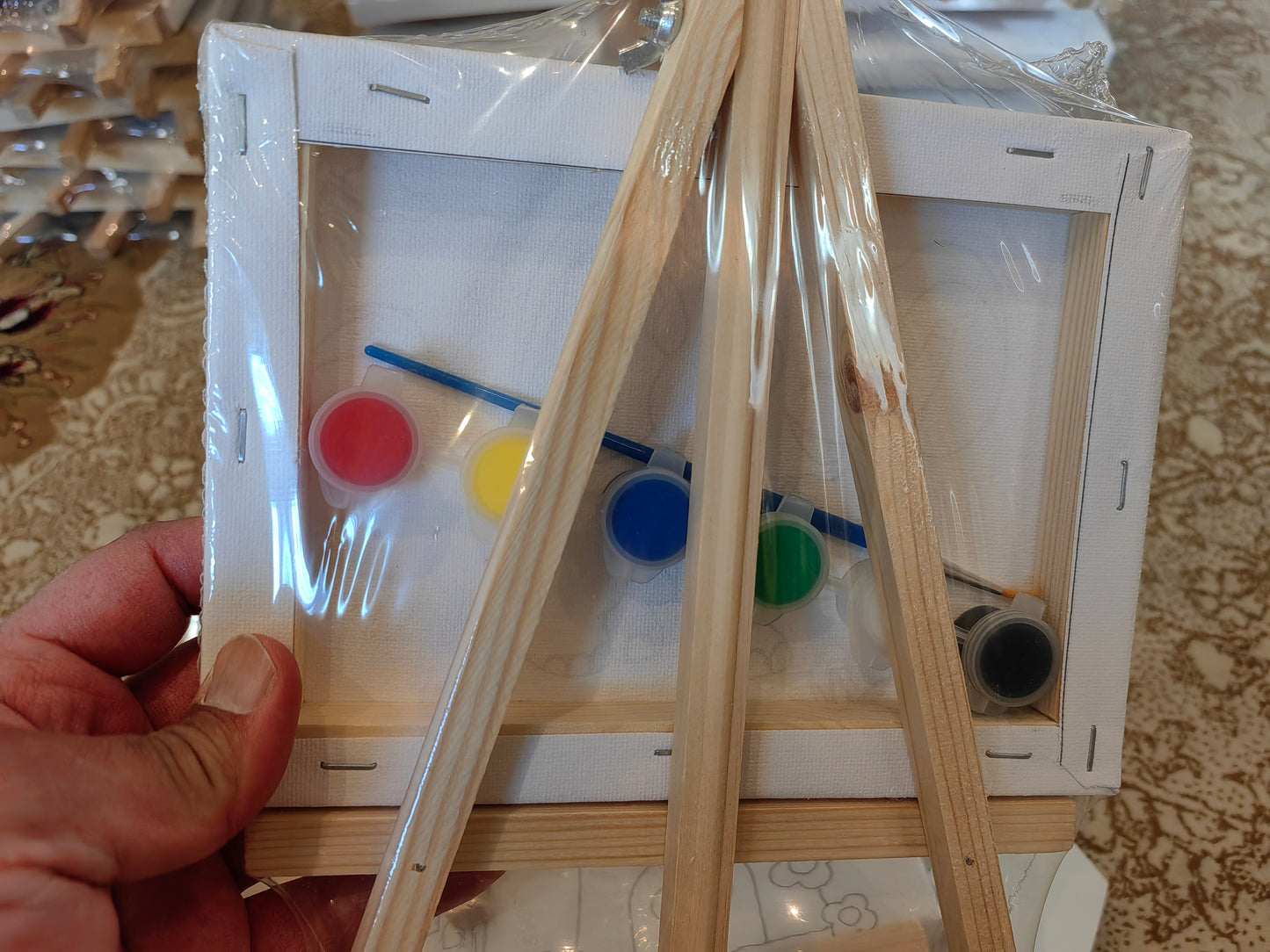 Alayjah, Kids' Easel & Pre-Printed Canvas , 1 Piece, 8 Fun Designs for Creative Painting, Easy & Mess-Free Art   20100100حامل ولوحات قماش مرسومة مسبقًا للأطفال، قطعة واحدة، 8 تصاميم ممتعة للرسم الإبداعي، نشاط فني سهل ونظيف