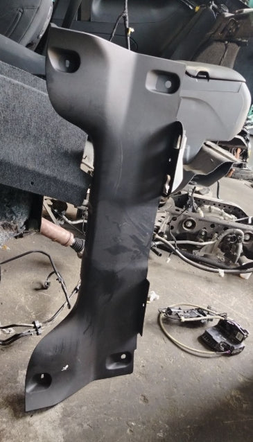 Used 2024 to 2026 Ford Mustang Coupe Trunk Latch Lock Sill Scuff Plate Trim Cover – غطاء لوحة حماية حافة الصندوق وقفل الصندوق مستعمل لفورد موستانج كوبيه 2024–2026