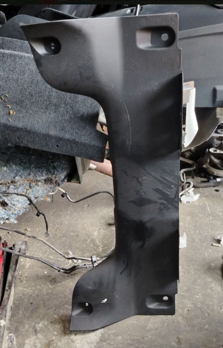 Used 2024 to 2026 Ford Mustang Coupe Trunk Latch Lock Sill Scuff Plate Trim Cover – غطاء لوحة حماية حافة الصندوق وقفل الصندوق مستعمل لفورد موستانج كوبيه 2024–2026