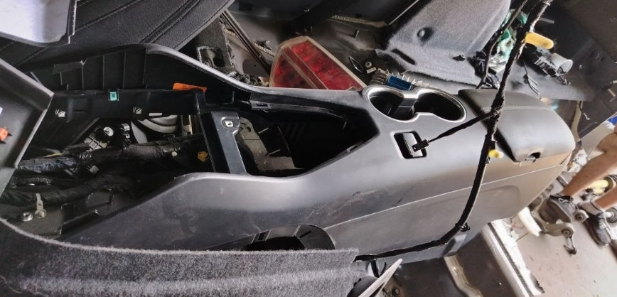 Used 2024-2025 Ford Mustang Center Console Armrest Lid –  غطاء مسند الذراع الأوسط مستعمل لفورد موستانج 2024–2025