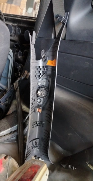 Used 2024-2025 Ford Mustang Coupe Windshield Left A-Pillar Trim Cover & Speaker –  غطاء عمود الزجاج الأمامي الأيسر مع سماعة مستعمل فورد موستانج كوبيه 2024–2025