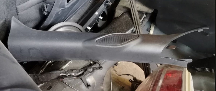 Used 2024-2025 Ford Mustang Coupe Windshield Left A-Pillar Trim Cover & Speaker –  غطاء عمود الزجاج الأمامي الأيسر مع سماعة مستعمل فورد موستانج كوبيه 2024–2025