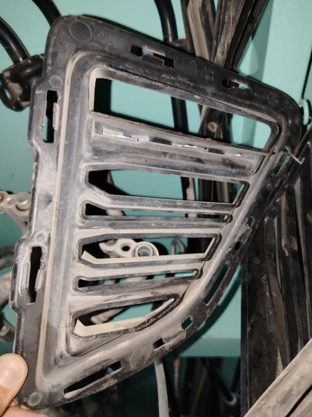 Used 2016-2024 Chevrolet Camaro Front Bumper Grille Vent Trim – Left & Right Side, تشطيب فتحات شبك الصدام الأمامي الأيسر والأيمن مستعمل لشفروليه كمارو 2016–2024