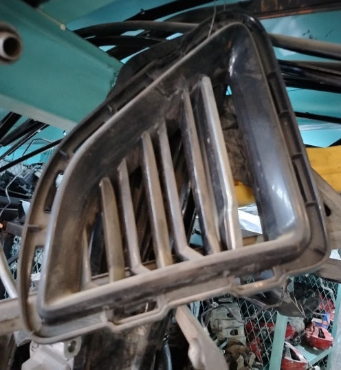 Used 2016-2024 Chevrolet Camaro Front Bumper Grille Vent Trim – Left & Right Side, تشطيب فتحات شبك الصدام الأمامي الأيسر والأيمن مستعمل لشفروليه كمارو 2016–2024