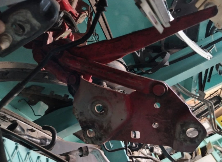 Used Chevrolet Camaro 2016-2023 Front Hood Hinge Brackets – Driver & Passenger Side,حامل مفصل غطاء المحرك الأمامي مستعمل لشفروليه كمارو 2016–2023 – جهة السائق والراكب