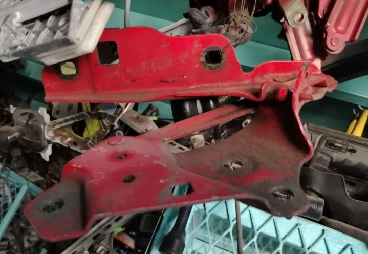 Used Chevrolet Camaro 2016-2023 Front Hood Hinge Brackets – Driver & Passenger Side,حامل مفصل غطاء المحرك الأمامي مستعمل لشفروليه كمارو 2016–2023 – جهة السائق والراكب