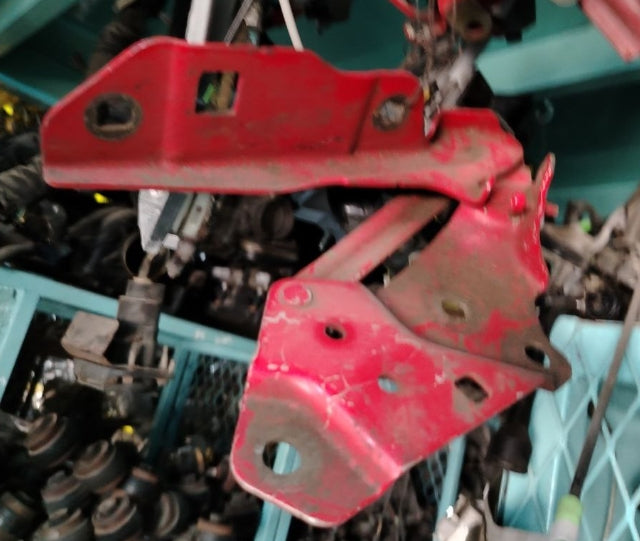 Used Chevrolet Camaro 2016-2023 Front Hood Hinge Brackets – Driver & Passenger Side,حامل مفصل غطاء المحرك الأمامي مستعمل لشفروليه كمارو 2016–2023 – جهة السائق والراكب