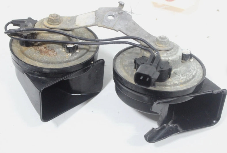 Used 2015–2023 Ford Mustang Dual Tone Horn Set – High & Low Note Signal Siren Pair مجموعة أبواق مزدوجة النغمة مستعملة لفورد موستانج 2015–2023 – زوج نغمات عالية ومنخفضة
