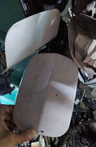 Used Dodge Charger 2011–2021 Fuel/Gas Tank Door – غطاء خزان الوقود مستعمل لدودج تشارجر 2011–2021