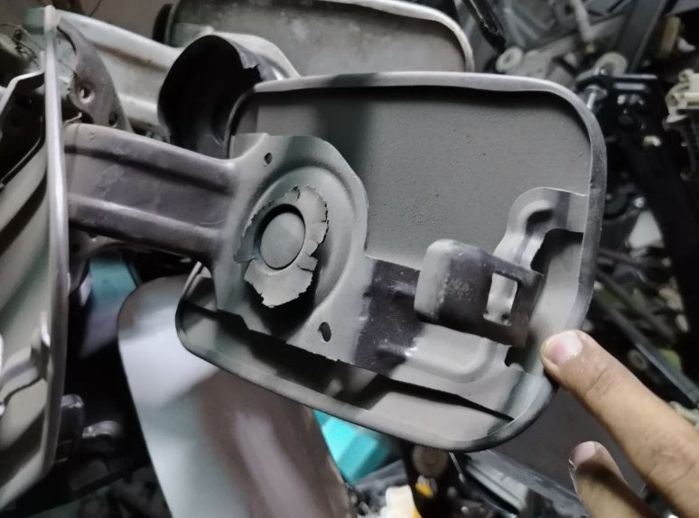 Used Dodge Charger 2011–2021 Fuel/Gas Tank Door – غطاء خزان الوقود مستعمل لدودج تشارجر 2011–2021