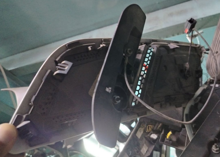 Used 2015–2017 Ford Mustang GT Hood Heat Extractors Pair – زوج فتحات تهوية غطاء المحرك مستعملة لفورد موستانج GT 2015–2017