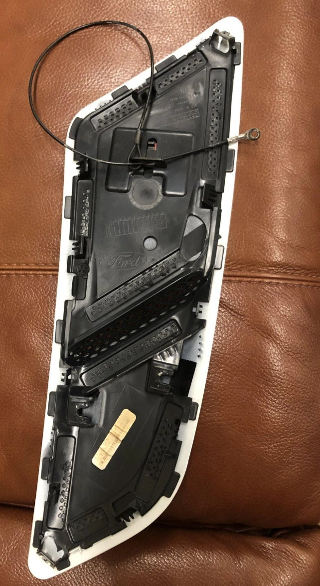 Used 2015–2017 Ford Mustang GT Hood Heat Extractors Pair – زوج فتحات تهوية غطاء المحرك مستعملة لفورد موستانج GT 2015–2017