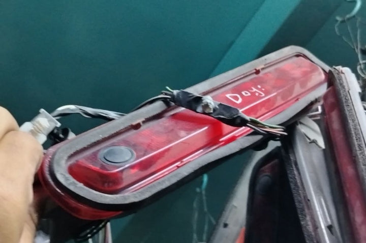 Used 2011–2014 Dodge Charger Third Trunk Brake Stop Light with Camera –  ضوء مكابح ثالث في صندوق السيارة مع كاميرا مستعمل لدودج تشارجر 2011–2014